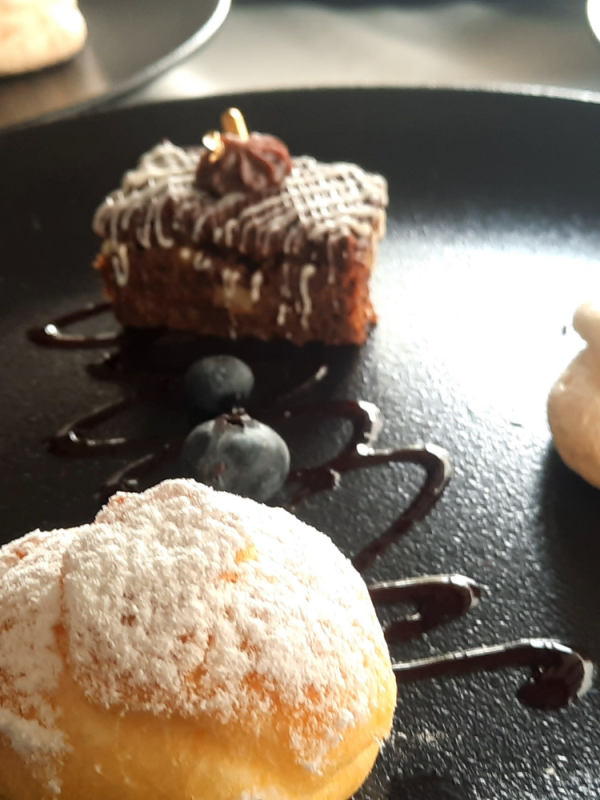 Chef Jordi Preckler, Trilogia de Postres, Merengón de Guanábana, Profiterol de Chantilly y Brownie con nueces