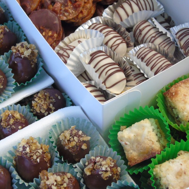 Tibidabo Catering y Eventos tiene los más ricos bocaditos de dulce, como trufas de chocolate, tronquitos de almendras, etc